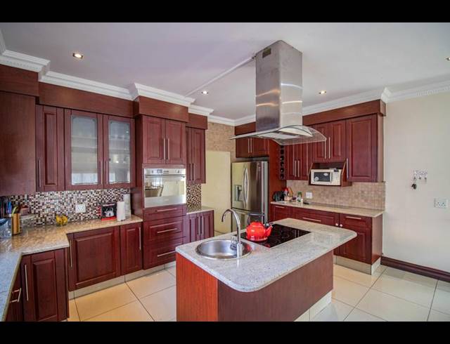 4 BEDROOM HOUSE FOR SALE IN BLUE VALLEY GOLF ESTATE